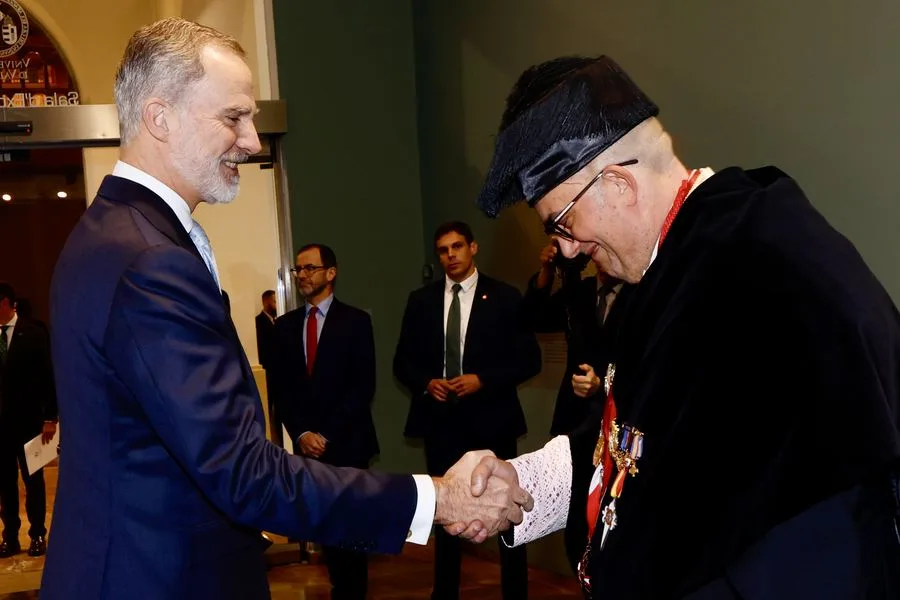Dr. Juan Cayón Peña junto a S.M. el Rey Felipe VI · Universitat de València